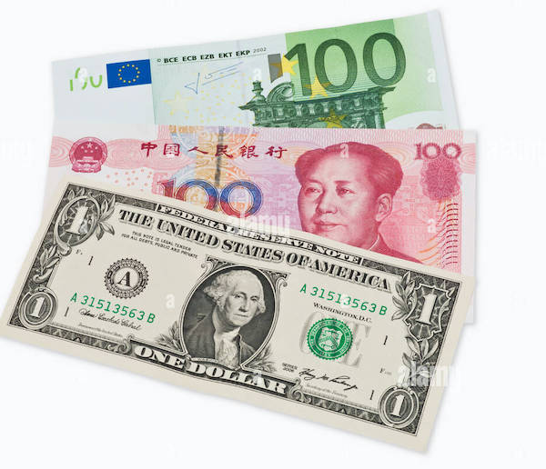 trois-projets-d-une-valeur-de-100-euros-100-yuan-chinois-et-le-dollar-1-se-trouvent-cote-a-cote-cenr8g